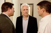 Christian (Francis Fulton-Smith, links) und Michael (Luca Zamperoni, rechts) informieren Georg Schneider (Philippe Brenninkmeyer) &uuml;ber einen erneuten Fieberschub bei seiner Frau.