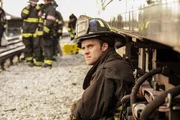 Matthew Casey (Jesse Spencer) und seine Feuerwehrmänner werden zu einer Bahnstation gerufen, weil dort ein Zug zwei Menschen erfasst hat. Matthew Casey (Jesse Spencer) und seine Feuerwehrmänner werden zu einer Bahnstation gerufen, weil dort ein Zug zwei Menschen erfasst hat.