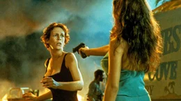 Helen (Jamie Lee Curtis, l.) und Juno Skinner (Tia Carrere)  Die Verwendung des sendungsbezogenen Materials ist nur mit dem Hinweis und Verlinkung auf TVNOW gestattet.
