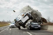 Bei der Verfolgungsjagd auf der Autobahn hebt der Fluchtwagen ab und verunglückt... Bei der Verfolgungsjagd auf der Autobahn hebt der Fluchtwagen ab und verunglückt...
