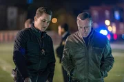 Jay Halstead (Jesse Lee Soffer, l.), Hank Voight (Jason Beghe). Die Verwendung des sendungsbezogenen Materials ist nur mit dem Hinweis und Verlinkung auf RTL+ gestattet.