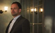 Sherlock Holmes (Jonny Lee Miller) hat wieder mal seine ganz eigene Art und Weise, einen neuen Fall zu lösen ... Sherlock Holmes (Jonny Lee Miller) hat wieder mal seine ganz eigene Art und Weise, einen neuen Fall zu lösen ...
