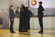 Das Team um Reid (Matthew Gray Gubler, r.), Derek (Shemar Moore, 2.v.r.) ist entsetzt, als JJ (A. J. Cook, 2.v.l.) entführt wurde. Um sie zu retten, bittet das Team um die Mithilfe von Prentiss (Paget Brewster, l.) ... Das Team um Reid (Matthew Gray Gubler, r.), Derek (Shemar Moore, 2.v.r.) ist entsetzt, als JJ (A. J. Cook, 2.v.l.) entführt wurde. Um sie zu retten, bittet das Team um die Mithilfe von Prentiss (Paget Brewster, l.) ...