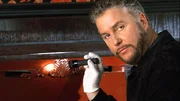 Gil Grissom (William Petersen) endeckt am Tatort Spuren, die offensichtlich auf eine wilde Nacht schlie&szlig;en.