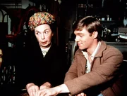 Im Laden von Ike Godsey trifft John Boy (Richard Thomas, r.) auf die Baldwin-Schwestern. Mamie (Mary Jackson, l.) führt ihm sogleich ihre neuste Errungenschaft vor: ein Geisterbrett ... Im Laden von Ike Godsey trifft John Boy (Richard Thomas, r.) auf die Baldwin-Schwestern. Mamie (Mary Jackson, l.) führt ihm sogleich ihre neuste Errungenschaft vor: ein Geisterbrett ...