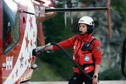 SRF DOK-Serie Hoch hinaus Die Schweiz &uuml;ber 3000 Metern Folge 2 Rebekka Frieden: Nach dem Einsatz betankt die Rettungssanit&auml;terin den Heli.