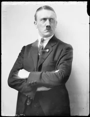 "Energischer Blick": Viele Aufnahmen, die Adolf Hitler zeigen, wurden von Heinrich Hoffmann gemacht, der Hitler in Szene setzte. "Energischer Blick": Viele Aufnahmen, die Adolf Hitler zeigen, wurden von Heinrich Hoffmann gemacht, der Hitler in Szene setzte.