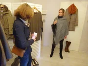 Shoppingbegleitung Lara (l.) und Kandidatin Julia Shoppingbegleitung Lara (l.) und Kandidatin Julia