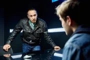 Semir (Erdogan Atalay, l.) befragt Martin Gruber (Jannik Schumann), der ihm von der Erpressung und Jonas' Beweisen erzählt.