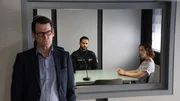 Während Ida Müller-Dogan (Amelie Plaas-Link, r.) den Polizisten Brahmann (Karim Günes, M.) vernimmt, hält Lars Englen (Ingo Naujoks, l.) sich im Hintergrund.