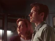 Scully (Gillian Anderson, l.) und Mulder (David Duchovny, r.) sind gespannt, ob der zum Tode verurteilte Mörder einen neuen Entführungsfall inszeniert hat, um seinen Kopf zu retten. Scully (Gillian Anderson, l.) und Mulder (David Duchovny, r.) sind gespannt, ob der zum Tode verurteilte Mörder einen neuen Entführungsfall inszeniert hat, um seinen Kopf zu retten.