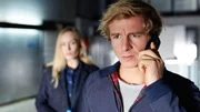 In Gegenwart der BND-Beamtin Sandra Danner (Katharina Heyer) telefoniert Paul (Daniel Roesner) mit Andrea, die gerade Semir in Aydas Schule sieht. In Gegenwart der BND-Beamtin Sandra Danner (Katharina Heyer) telefoniert Paul (Daniel Roesner) mit Andrea, die gerade Semir in Aydas Schule sieht.