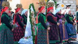 Frohenleichnahmprozession in ortstypischer Tracht in Effeltrich, dem "Musterdorf fr&auml;nkischer Tracht".