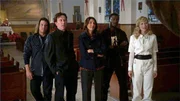 Gelingt es (v.l.) Eliot (Christian Kane), Nathan (Timothy Hutton), Sophie (Gina Bellman), Hardison (Aldis Hodge) und Parker (Beth Riesgraf) eine Kirche vor dem Abriss zu bewahren? Gelingt es (v.l.) Eliot (Christian Kane), Nathan (Timothy Hutton), Sophie (Gina Bellman), Hardison (Aldis Hodge) und Parker (Beth Riesgraf) eine Kirche vor dem Abriss zu bewahren?