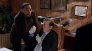 Der Rechtsanwalt Manny Hind (Darsteller nicht zu ermitteln, r.) wird erschossen in seinem B&uuml;ro aufgefunden. Dr. Sheldon Hawkes sichert die Spuren am Tatort.