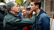 Paul (Daniel Roesner, hinten, l.) und Semir (Erdogan Atalay, 3.v.r.) kommen dazu, als der Polizei-Einsatzleiter (Rainer Kaupichler, l.) das von Lea (Kirstin Suckow) und Martin (Jannik Schümann, r.) besetzte Haus räumen will.