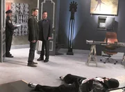 "CSI NY", "Blutspur." W&auml;hrend eines Juwelenraubs wird ein Mandant im Apartment seines Anwalts Roland Carson ermordet. Carsons Bodyguard und zugleich Dannys ehemaliger Partner James Belson wird bei dem &Uuml;berfall angeschossen und &uuml;berlebt schwer verletzt.