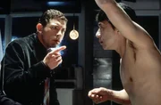Arthur Watson (Lee Evans, l.) kann nicht glauben, was er sieht: Sein t&ouml;dlich verungl&uuml;ckter Kollege Eddie Yang (Jackie Chan, r.) ist durch das Medaillon zu neuem Leben erwacht ...