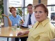 Der jährliche Gesundheitscheck der Heilmann-Kinder hat ergeben, dass Jonas und Lisa viel zu hohe Cholesterinwerte aufweisen. Pia (Hendrikje Fitz, links) und Roland Heilmann (Thomas Rühmann) reden darüber mit Charlotte Gauss (Ursula Karusseit). Diese fühlt sich sofort dafür verantwortlich, da sie beim Kochen nicht darauf achtet, dass es gesund ist, sondern dass es schmeckt.
