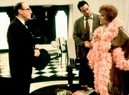 ARD BULLETS OVER BROADWAY (bullets over broadway), USA 1994, Regie Woody Allen, am Dienstag (05.11.02) um 01:05 Uhr im Ersten. Der Broadway-Agent Julian Marx (Jack Warden, li.) Yberredet den ambitionierten Autor David Shayne (John Cusack, Mitte) dazu, sich sein DebYt von dem Mafioso Nick Valenti sponsern zu lassen. Nick verlangt eine Rolle fYr seine unbegabte Geliebte Olive Neal (Jennifer Tilly, re.). &copy; ARD/DEGETO - honorarfrei fYr AnkYndigungen und Versffentlichungen im Zusammenhang mit genannter Sendung bei Nennung: "ARD/DEGETO" (S 2), Presse und Programmbetreuung (069) 1509-334 oder -335