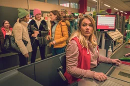 Michelle / Charlotte (Lilly Barshy, 3.v.l.); Stefanie Minrath (Alwara H&ouml;fels, r.)