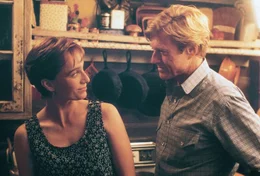 Annie MacLean (Kristin Scott-Thomas, l.) hofft auf die Hilfe des Pferdefl&uuml;sterers Tom Booker (Robert Redford, r.) ...