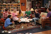 Versuchen beim gemeinsamen Abendessen, Leonard (Johnny Galecki, r.) Tipps zu geben, wie er die Abschlussrede in seiner alten High School meistern soll: (v.l.n.r.) Raj (Kunal Nayyar), Howard (Simon Helberg), Bernadette (Melissa Rauch), Amy (Mayim Bialik), Sheldon (Jim Parsons) und Penny (Kaley Cuoco) ...