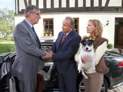 Ingrid Rischke (Jutta Kammann, rechts) und Prof. Simoni (Dieter Bellmann, Mitte) haben Besuch ihres Freundes Anton Waldner (Hubert Mulzer). Bei der Verabschiedung hat er plötzlich Ausfallerscheinungen im Arm. Simoni, der sich schon lange Sorgen um Waldners Gesundheit macht, bittet ihn, sich sofort in der Sachsenklinik untersuchen zu lassen.