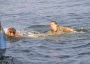 Bonhoff (Wolfgang Krewe, re.) kann verhindern, dass Brandt (Mark Kuhn) Oliver ertränkt... Bonhoff (Wolfgang Krewe, re.) kann verhindern, dass Brandt (Mark Kuhn) Oliver ertränkt...