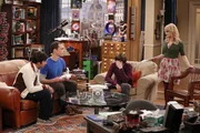 Beraten, wie sie das Problem mit der kaputten Drohne l&ouml;sen sollen: (v.l.n.r.) Raj (Kunal Nayyar), Sheldon (Jim Parsons), Howard (Simon Helberg) und Bernadette (Melissa Rauch) ...