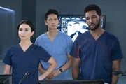 (v.l.n.r.) Dr. Amelia Shepherd (Caterina Scorsone); Dr. Benson Kwan (Harry Shum jr.); Dr. Winston Ndugu (Anthony Hill)