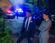Detective Marcus Bell (Jon Michael Hill, l.) und Watson (Lucy Liu, r.) machen w&auml;hrend der Ermittlungen einen &uuml;berraschenden Fund ...