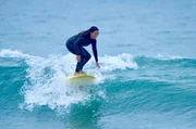 Surferin Vanessa vom LatinX-Surfclub vergisst auf dem Board ihre Sorgen und Ängste aus dem Alltag. Hier ist sie frei von Gedanken an Trump und seine Jagd auf Illegale. Surferin Vanessa vom LatinX-Surfclub vergisst auf dem Board ihre Sorgen und Ängste aus dem Alltag. Hier ist sie frei von Gedanken an Trump und seine Jagd auf Illegale.