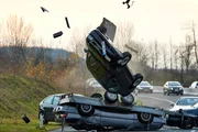 Die spektakuläre Verfolgungsjagd zwischen der Sportwagenfahrerin und den Kommissaren führt zu einem Massencrash auf der Autobahn... Die spektakuläre Verfolgungsjagd zwischen der Sportwagenfahrerin und den Kommissaren führt zu einem Massencrash auf der Autobahn...