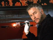 Gil Grissom (William Petersen) entdeckt am Tatort Spuren, die offensichtlich auf eine wilde Nacht schlie&szlig;en.