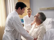 Im Gegensatz zu Prof. Simoni, vermutet Dr. Philipp Brentano (Thomas Koch, links) eine harmlosere neurologische Ursache für Waldners Zustand, als einen Schlaganfall. Doch plötzlich ruft Oberschwester Ingrid (Jutta Kammann, Mitte) aus Waldners Patientenzimmer um Hilfe. Nun hat Anton Waldner (Hubert Mulzer) auch im Bein Ausfallerscheinungen. Dies widerlegt Brentanos These und veranlasst Simoni dazu, an der Sorgfalt des jungen Arztes zu zweifeln. Brentano steht nach seiner Aufputschmittelsucht immer noch unter strenger Beobachtung seiner Kollegen.