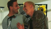 André (Mark Keller) präsentiert seinem Freund H.P. (Hans-Peter Geerdes) seine Qualitäten als Sänger.