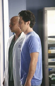 Sind geschockt, als sie sehen, was Cox für eine Überraschung für Drew hat: J.D. (Zach Braff, r.) und Turk (Donald Faison, l.) ... Sind geschockt, als sie sehen, was Cox für eine Überraschung für Drew hat: J.D. (Zach Braff, r.) und Turk (Donald Faison, l.) ...