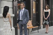 Nachdem Barney (Neil Patrick Harris, M.) und Robin (Cobie Smulders, r.) die Sprengung gesehen haben, sagt sie ihm, dass sie stolz auf ihn sei.