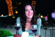 Bei einem Glas Rotwein und einem netten Gegen&uuml;ber, taut die spr&ouml;de Vicky (Rebecca Hall) langsam auf.