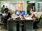 Lizzie Needham (Bojana Novakovic, l.); Dylan Reinhart (Alan Cumming, r.) Lizzie Needham (Bojana Novakovic, l.); Dylan Reinhart (Alan Cumming, r.)