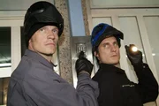 Hoven (Thorsten Nindel, li.) und Paschmann (Clemens Schick) dringen bei der Sicherheitsfirma ein...