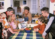 Elke hat 180 Kopien vom Kußfoto in den Postfächern des Krankenhauses entdeckt und eingesammelt.