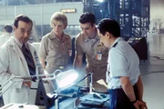 Harmon Rabb Jr. (David James Elliott) und Sarah &bdquo;Mac&ldquo; MacKenzie (Catherine Bell) sind Anw&auml;lte beim Judge Advocate General&rsquo;s Corps der US Navy. Als Milit&auml;rjuristen behandeln die beiden F&auml;lle, die f&uuml;r die US-amerikanische Marine von Belangen sind. Dabei kommt es vor, dass sie sich auch mal einander auf unterschiedlichen Seiten gegen&uuml;berstehen. Im Laufe der Zeit n&auml;hern sich Harm und Mac auch privat an, doch einer Beziehung werden viele Steine in den Weg gelegt. An ihrer Seite arbeitet Bud Roberts (Patrick Labyorteux), der sich vor allem durch Loyalit&auml;t gegen&uuml;ber seinen Vorgesetzten auszeichnet. Admiral A.J. Chegwidden (John M. Jackson) erwartet eine solche auch von seinen Untergebenen, zeichnet sich seinerseits aber auch durch hohe Integrit&auml;t aus.