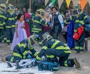 (v. l. n. r.) Dottie (Leila Geyfman); Howie "Chimney" Han (Kenneth Choi); Henrietta "Hen" Wilson (Aisha Hinds) (v. l. n. r.) Dottie (Leila Geyfman); Howie "Chimney" Han (Kenneth Choi); Henrietta "Hen" Wilson (Aisha Hinds)