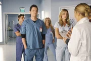 Drew (Michael Mosley, 2.v.l.), Maya (Nicky Whelan, M.), Cole (Dave Franco, l.) und Lucy (Kerry Bishé, 2.v.r.) werden von Denise (Eliza Coupe, r.) dazu verdonnert, Gespräche mit sterbenden Patienten zu führen und sich dabei gegenseitig zu unterstützen ... Drew (Michael Mosley, 2.v.l.), Maya (Nicky Whelan, M.), Cole (Dave Franco, l.) und Lucy (Kerry Bishé, 2.v.r.) werden von Denise (Eliza Coupe, r.) dazu verdonnert, Gespräche mit sterbenden Patienten zu führen und sich dabei gegenseitig zu unterstützen ...