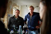 Semir (Erdogan Atalay, l.) und Paul (Daniel Roesner) befragen die jungen Hausbesetzer zu ihrem ermordeten Freund und Mitbewohner Jonas.