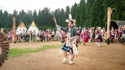 Auch amerikanische Ureinwohner sind vor Ort und zeigen den zahlreichen Besuchern traditionelle Tänze. Auch amerikanische Ureinwohner sind vor Ort und zeigen den zahlreichen Besuchern traditionelle Tänze.
