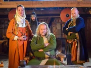 Der Anf&uuml;hrer der Rus-Wikinger mit seiner Frau und seinem slawischen H&auml;ndler.