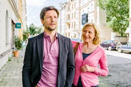Jella (Maren Kroymann) gibt dem Freund ihrer Tochter (Bert Tischendorf) geheime Liebestipps.